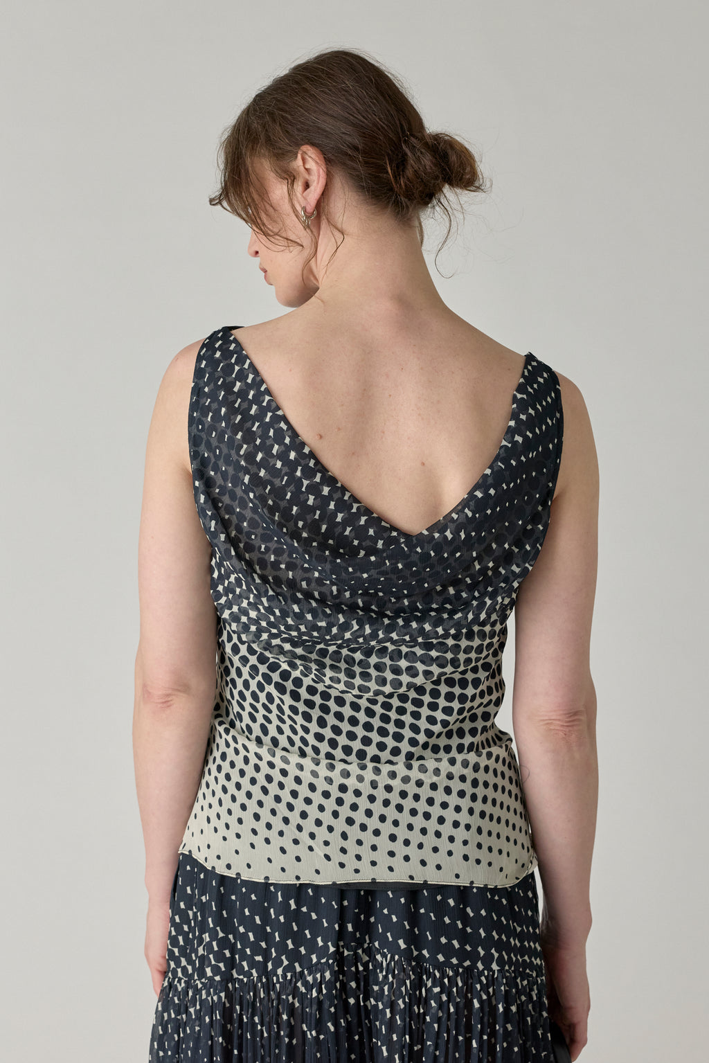Halftone Wiggle Dot Cowl Back Shell