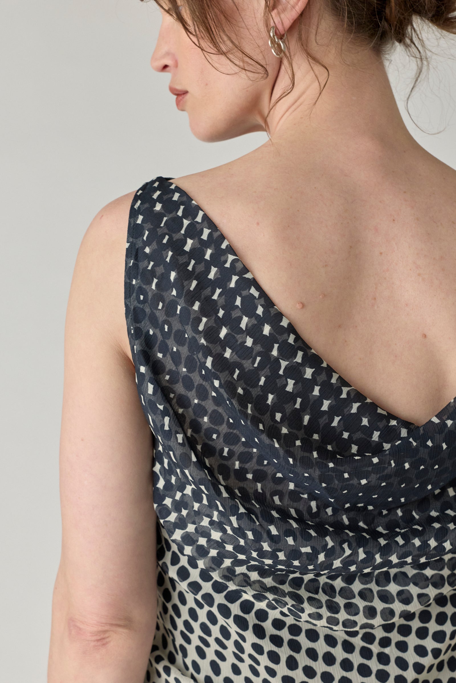 Halftone Wiggle Dot Cowl Back Shell