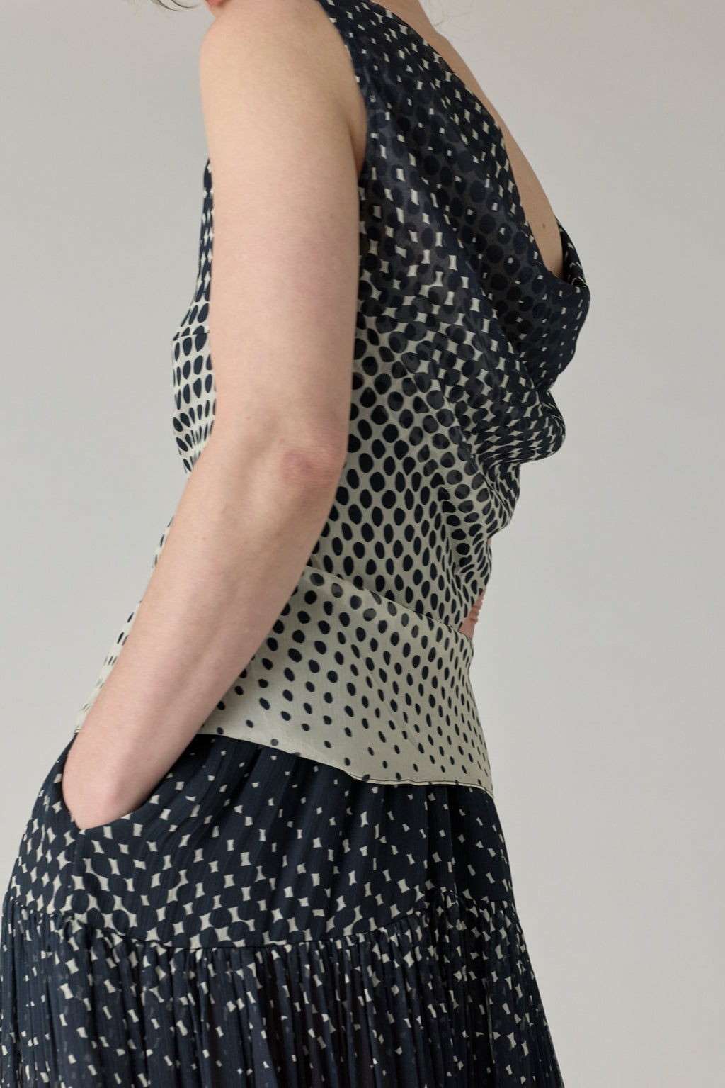 Halftone Wiggle Dot Cowl Back Shell