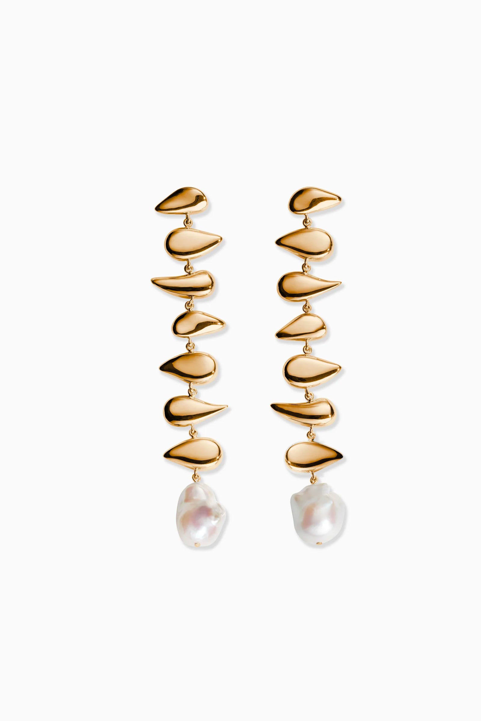 Gold dangling earring with baroque pearl.