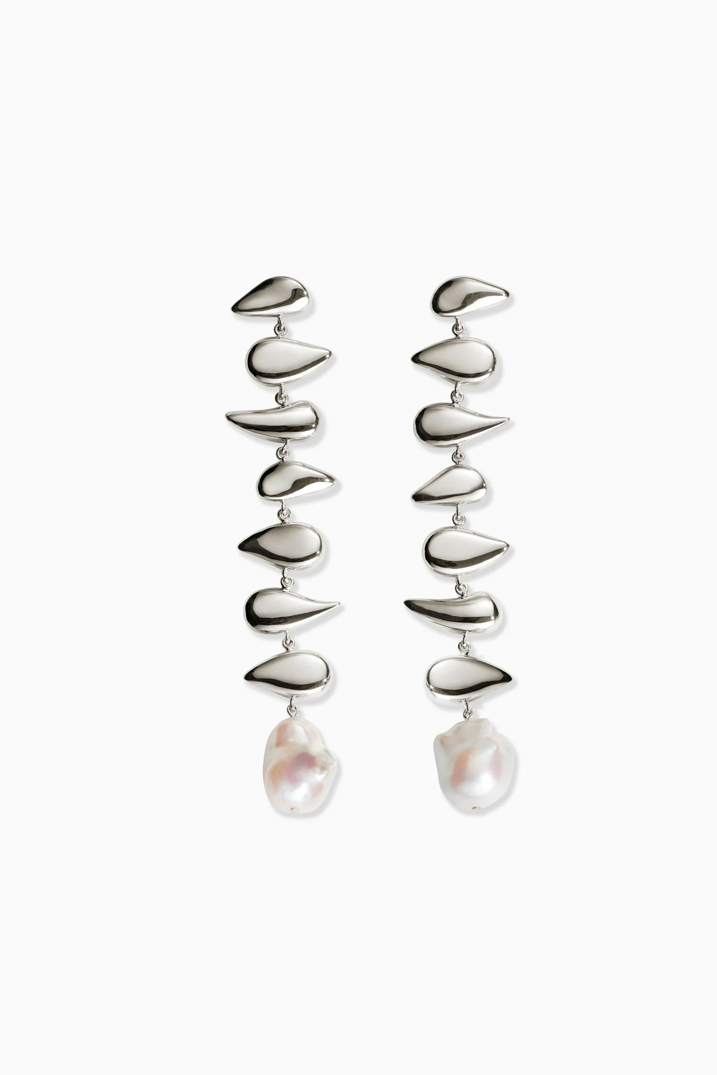 Silver dangling earring earring with baroque pearl. 