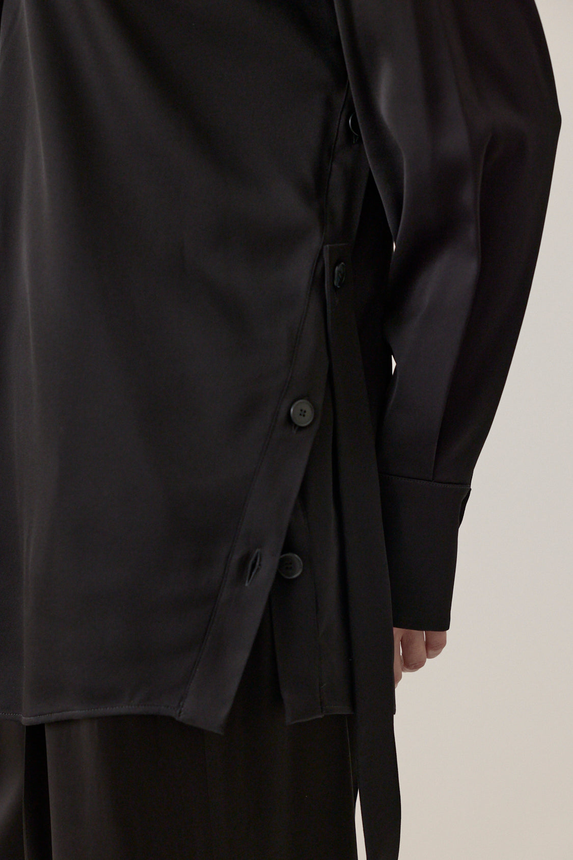 Bias Button Side Shirt - Black