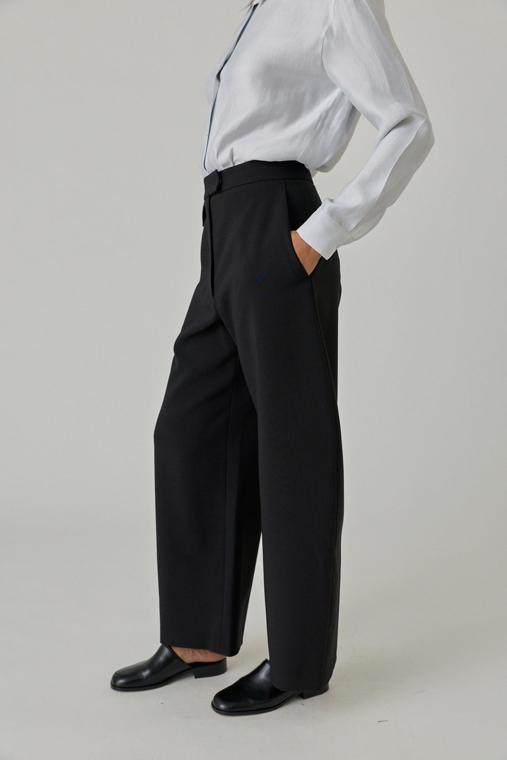 Curved Legs Crepe Pants