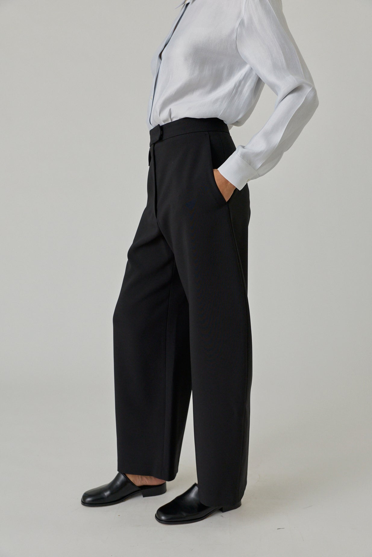 Curved Legs Crepe Pants